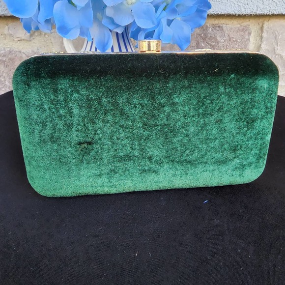 NWT Green velvet clutch with gold zardozi, beads and sequins embroidery. - Picture 7 of 10